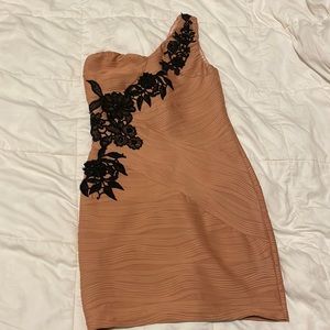 Short coral black flower appliqué